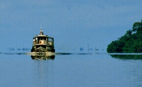 Barco no canal de acesso a Silves do Lago Sarac